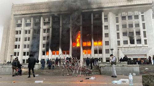 آتش زدن ساختمان شهرداری آلماتی به دست معترضان
