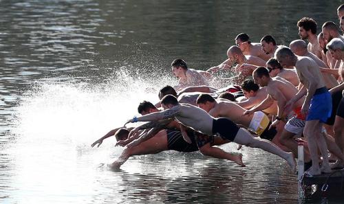 مردان بلغاری در حال شیرجه زدن به دریاچه ای در شهر صوفیه برای پیدا کردن صلیب چوبی در روز تولد حضرت عیسی (ع) طبق تقویم مسیحیان ارتدوکس/ رویترز