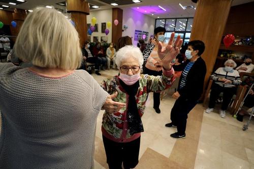 جشن تزریق دوز چهارم واکسن کرونا در خانه سالمندان در شهر 