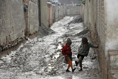 کوچه های گِلی در اثر سیلاب و بارش باران در شهر پیشاور پاکستان/ رویترز