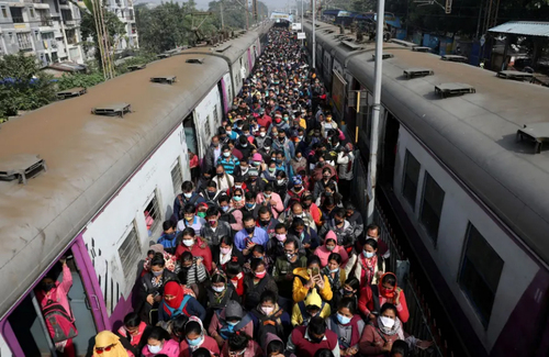 ازدحام مسافران قطار در شهر کلکته هند/ رویترز