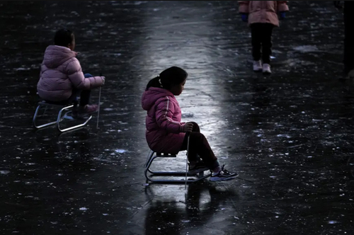 کودکان در حال بازی روی رودخانه یخزده در شهر پکن/ آسوشیتدپرس