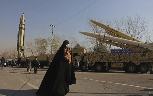 نمایش نوع موشک هایی که ایران 2 سال پیش با آنها پایگاه هوایی عین الاسد در عراق را در واکنش به ترور شهید سپهبد قاسم سلیمانی در هم کوبید./ تهران/ آسوشیتدپرس