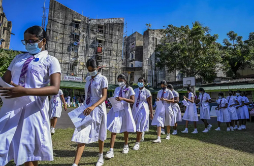 صف تزریق واکسن کرونا به دختران دبیرستانی در شهر کلمبو سریلانکا/ خبرگزاری فرانسه