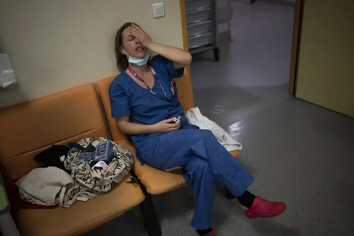 خستگی پرستار بخش کووید در بیمارستانی در شهر مارسی فرانسه/ آسوشیتدپرس