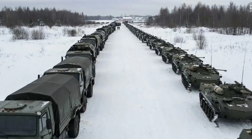 صف تانک ها و خودروهای زرهی روسی برای انتقال از طریق هواپیماهای ترابری نظامی به قزاقستان/ خبرگزاری فرانسه