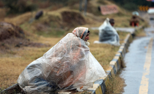 پوشش محافظتی گدایان شهر اسلام آباد پاکستان در برابر باران/ آسوشیتدپرس