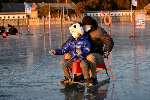 دریاچه یخزده کاخ تابستانی در شهر پکن/ خبرگزاری فرانسه