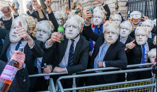واکنش گروهی از شهروندان لندن به مهمانی جنجالی مقر نخست وزیری انگلیس در شرایط قرنطینه کرونایی/ شاتر استوک