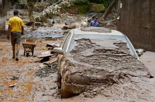 پاکسازی بقایای سیلاب سنگین در جنوب شرق برزیل/ رویترز و خبرگزاری فرانسه