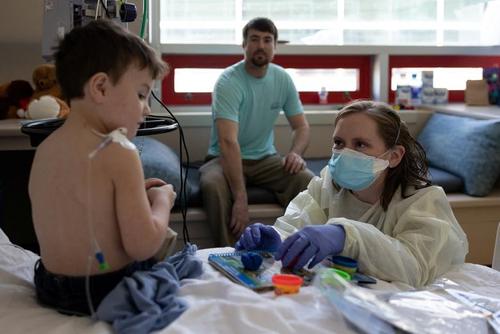 کودک 3 ساله مبتلا به کرونا در بیمارستان کودکان در شهر آگوستا در ایالت جورجیا آمریکا/ رویترز