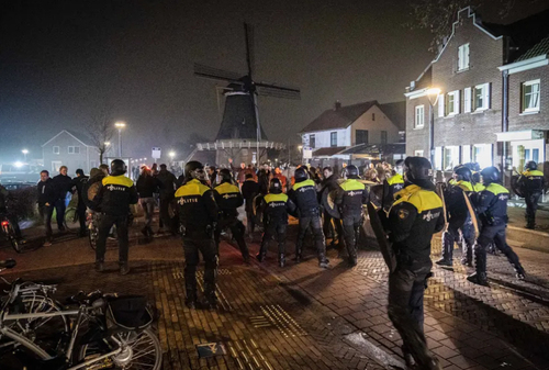 پلیس ضد شورش هلند پس از صدور دستور اضطراری شهردار برای پایان دادن به یک مهمانی غیرقانونی در مقابل شهرداری در روستای 