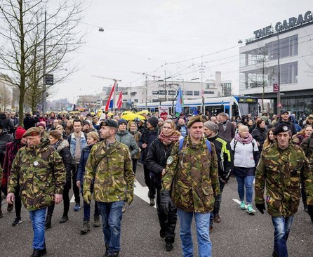 هزاران نفر در هلند به محدودیت‌های مربوط به کرونا اعتراض کردند (+عکس)