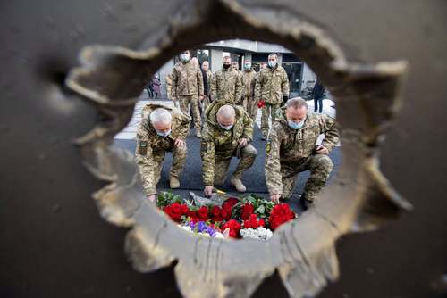 مراسم ادای احترام به سربازان گمنام در شهر کی یف اوکراین/ رویترز