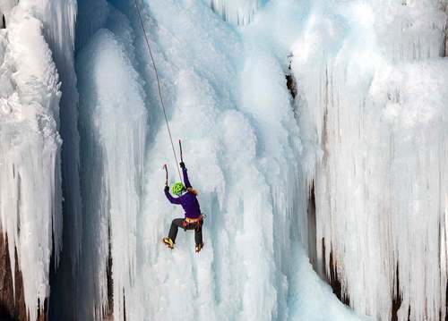 بالا رفتن از یک آبشار یخزده در جشنواره سالانه یخنوردی در ایالت کلرادو آمریکا/ آسوشیتدپرس