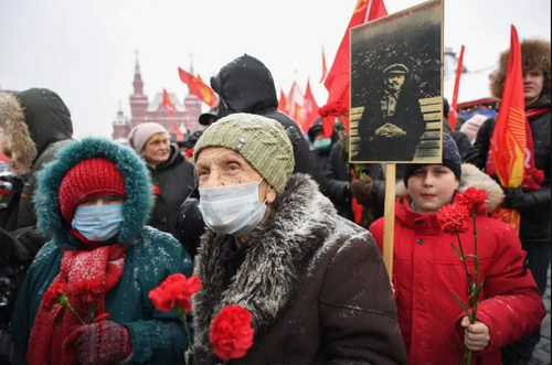حامیان حزب کمونیست روسیه در مراسم نود و هشتمین سالگرد مرگ لنین در نزدیکی مقبره او در میدان سرخ مسکو/ خبرگزاری فرانسه