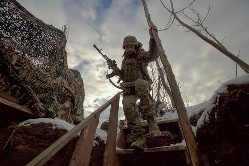 نیروهای ارتش اوکراین در سنگرهای خود در جبهه شرقی و برای مقابله با نیروهای جدایی طلب شرق اوکراین موضع گرفته اند./ رویترز