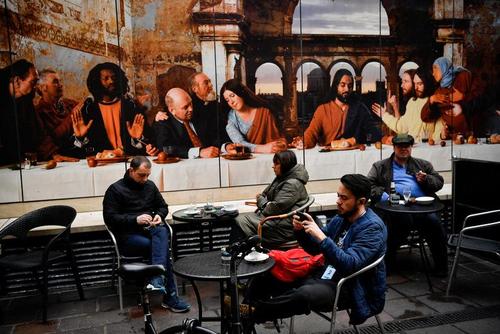 مشتریان بدون ماسک در بیرون یک رستوران در مرکز شهر دوبلین ایرلند نشسته اند./ رویترز
