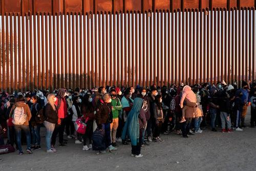 صف پناهجویان غالبا ونزوئلایی در مرز ایالات متحده آمریکا/ رویترز