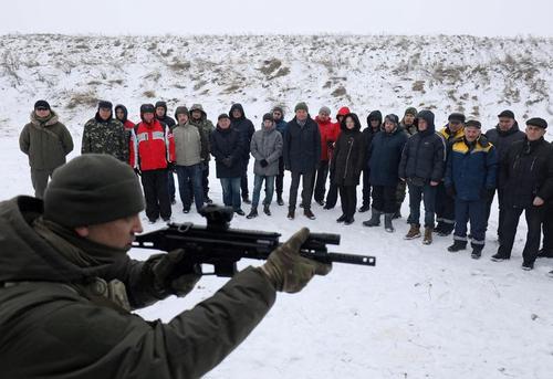 آموزش نظامی به شهروندان غیرنظامی اوکراین همزمان با بالا گرفتن تنش های مرزی با روسیه و احتمال حمله روسیه به این کشور/ رویترز