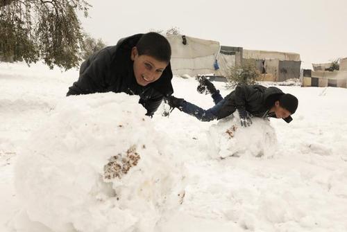برف بازی نوجوانان در اردوگاه آوارگان جنگی در حلب سوریه/ رویترز