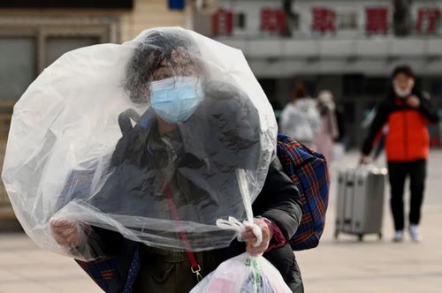 سپر ضدکرونایی یک زن در ایستگاه راه آهن شهر پکن/ خبرگزاری فرانسه