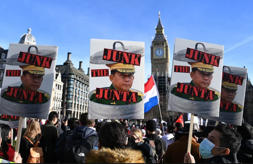 تظاهرات میانماری های ساکن شهر لندن در مقابل ساختمان پارلمان انگلیس در اعتراض به 