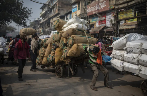باربَرهای بازار شلوغ در شهر دهلی هند/ آسوشیتدپرس