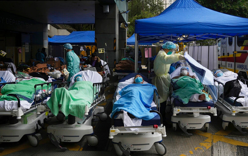 بستری بیماران کرونایی در محوطه بیمارستان ها در هنگ کنگ/ آسوشیتدپرس