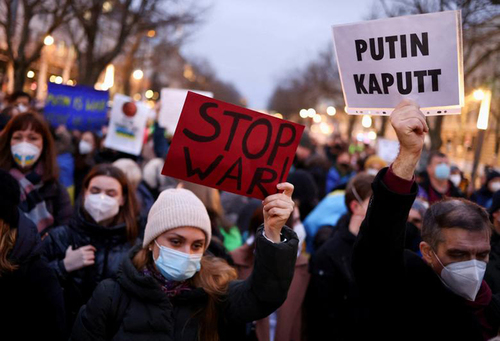 تظاهرات فعالان ضدجنگ در مقابل سفارت روسیه در شهر برلین آلمان/ رویترز