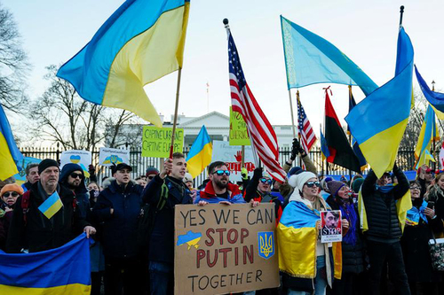 تظاهرات همبستگی با اوکراین در مقابل کاخ سفید در شهر واشنگتن دی سی آمریکا/ رویترز