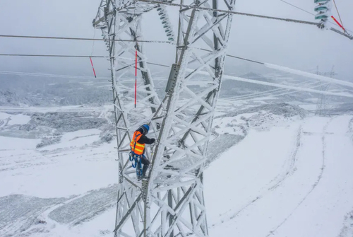 کارگری برای یخ زدایی از خطوط انتقال برق در استان 