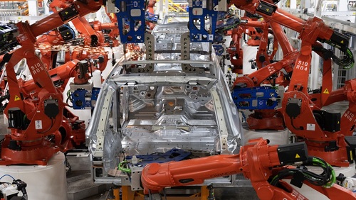 گردهمایی ربات‌ها در یک کارخانه خودروسازی پیشرفته! (+فیلم و عکس)