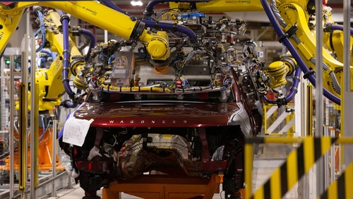 گردهمایی ربات‌ها در یک کارخانه خودروسازی پیشرفته! (+فیلم و عکس)