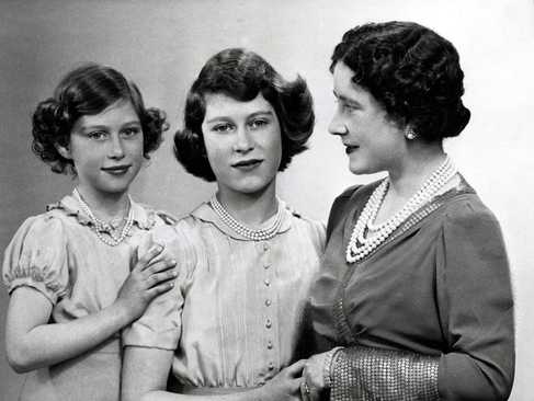 در زمان آغاز جنگ شاهدخت الیزابت (وسط) 13 سال و خواهر وی شاهدخت مارگارت 8 سال سن داشتند. طی جنگ جهانی دوم که از سال 1939 تا 1945 ادامه داشت آنها همراه با مادر خود در انگلیس باقی ماندند. 