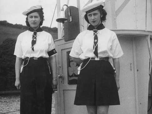شاهدخت الیزابت و شاهدخت مارگارت سوار بر یک قایق در سال 1944 دیده می شوند. 