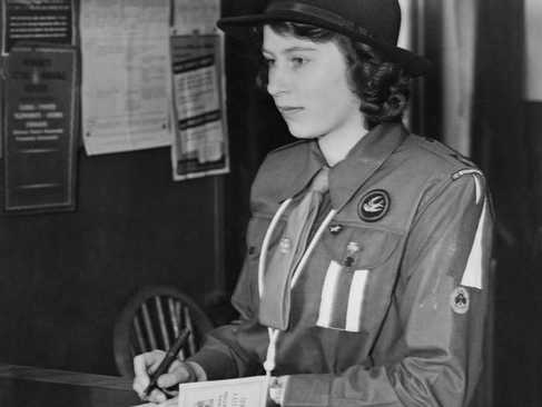 شاهدخت الیزابت هنگام ثبت نام برای خدمت جنگی(فعالیت های داوطلبانه بدون عضویت رسمی در ارتش) در سال 1942، زمانی که 16 سال سن داشت. 