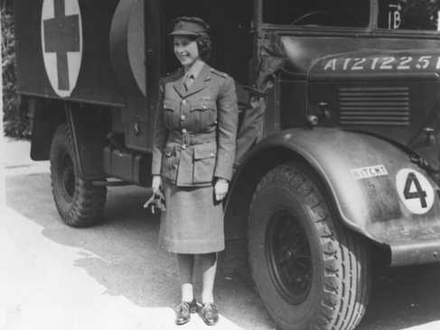 شاهدخت الیزابت در کنار نخستین کامیون امداد ای‌تی‌اس دیده می شود. در دوره اوج خود، 210،308 زن در ای‌تی‌اس خدمت می کردند. 