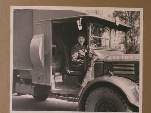 شاهدخت الیزابت رانندگی کامیون های بزرگ مانند آمبولانسی که در تصویر دیده می شود را طی دوران خدمت در ای‌تی‌اس فرا گرفت. وی به عنوان مکانیک کامیون شماره 230873 شناخته می شد. 