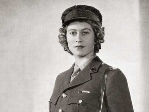 ملکه آینده بریتانیا در یونیفرم نظامی در سال 1945 دیده می شود. 