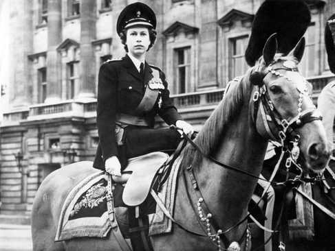 پس از جنگ، الیزابت دوم اغلب با یونیفورم نظامی ظاهر می شد. 
