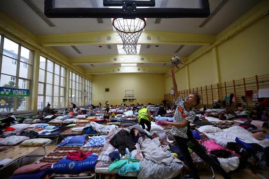 استقرار پناهجویان اوکراینی درسالن ورزش یک مدرسه در لهستان/ رویترز