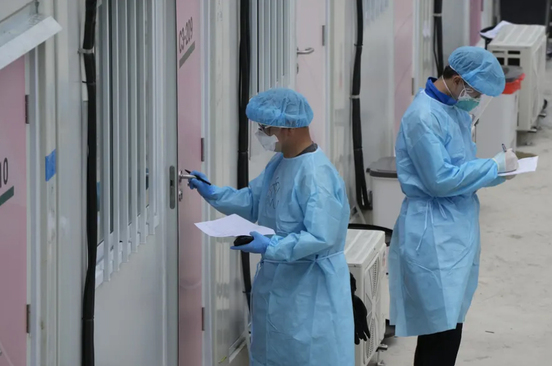 کادر بهداشتی در حال کنترل کیوسک های زندگی بیماران قرنطینه کرونا در هنگ کنگ/ آسوشیتدپرس