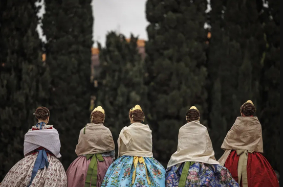پوشیدن لباس های سنتی اسپانیایی از سوی زنان در جریان جشنواره ای در شهر 