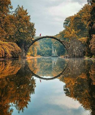 پل شیطان در پارک کروملائو قرار دارد و بازتاب پل در آب یک دایره کامل زیبا را شکل می دهد. 