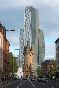 برج اشنهایمر یکی از قدیمی‌ترین و بدون تغییرترین ساختمان های آلمان که در برابر ساختمان های مدرن قرار دارد. 
