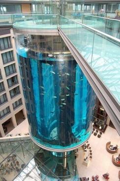 آکوادوم در شهر برلین یک آکواریوم استوانه ای با ارتفاع 25 متر است که آسانسوری شفاف را در خود جای داده است. 