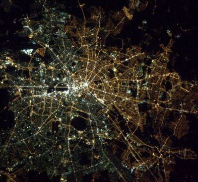 از فضا، به دلیل انواع مختلف لامپ های مورد استفاده هنوز هم می توان مرز بین برلین شرقی و غربی را مشاهده کرد. 