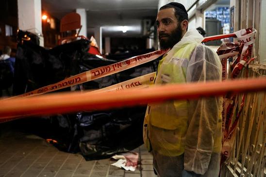 یک کارشناس پزشکی قانونی پلیس اسراییل در صحنه تیراندازی مرگبار در خیابانی در شهر 