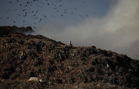 مرکز انباشت زباله در شهر دهلی هند/ رویترز